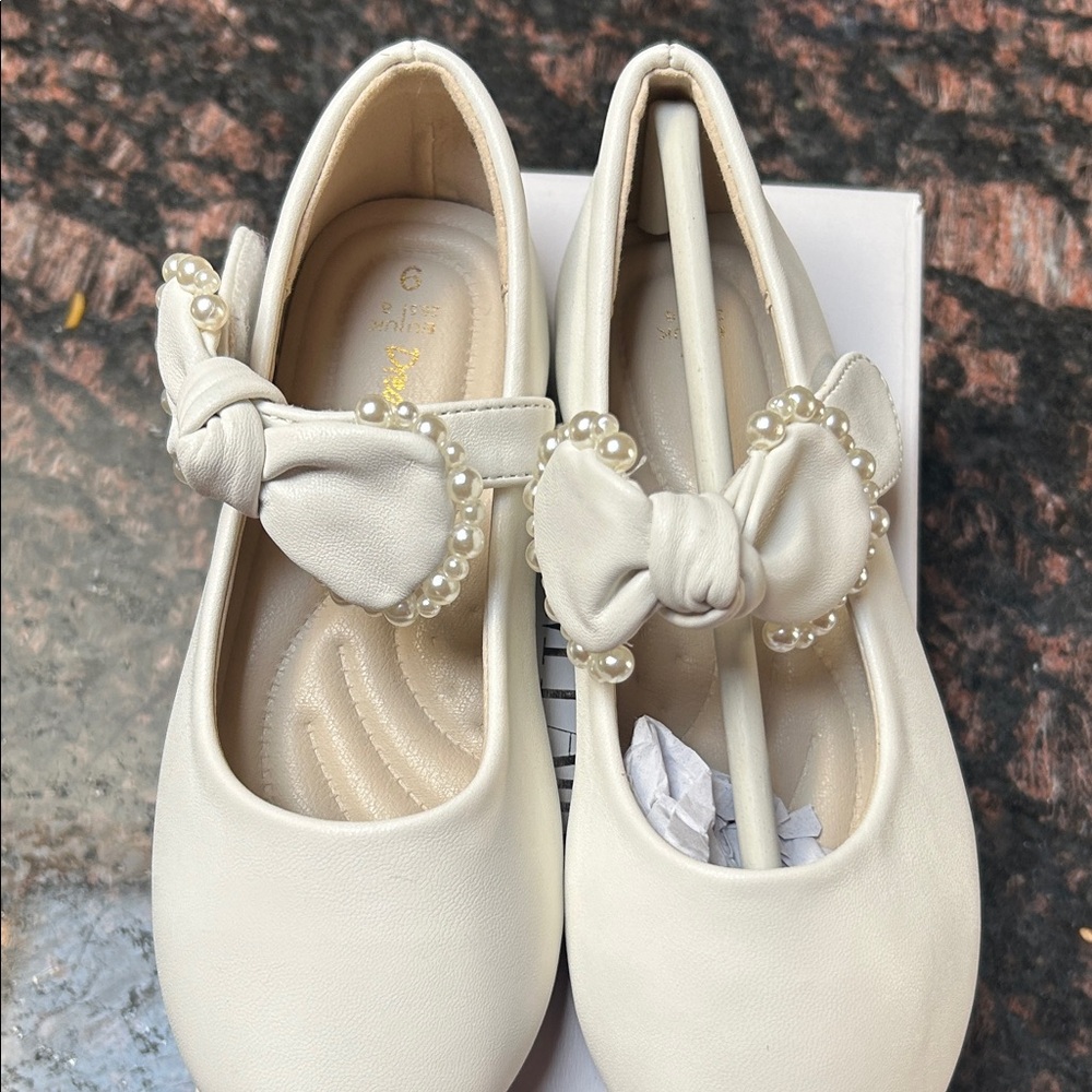 Dream Pairs Cream Flats with Bow and Pearl